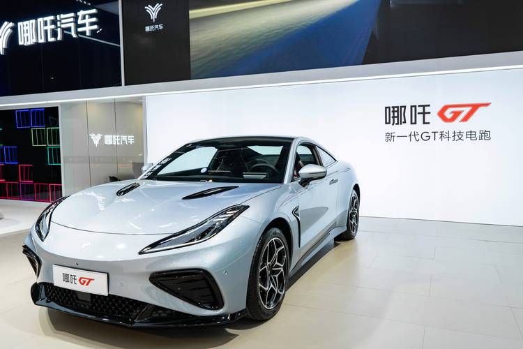 重庆111哪吒汽车在智能汽车领域的表现，领途汽车在新能源汽车市场中的影响力